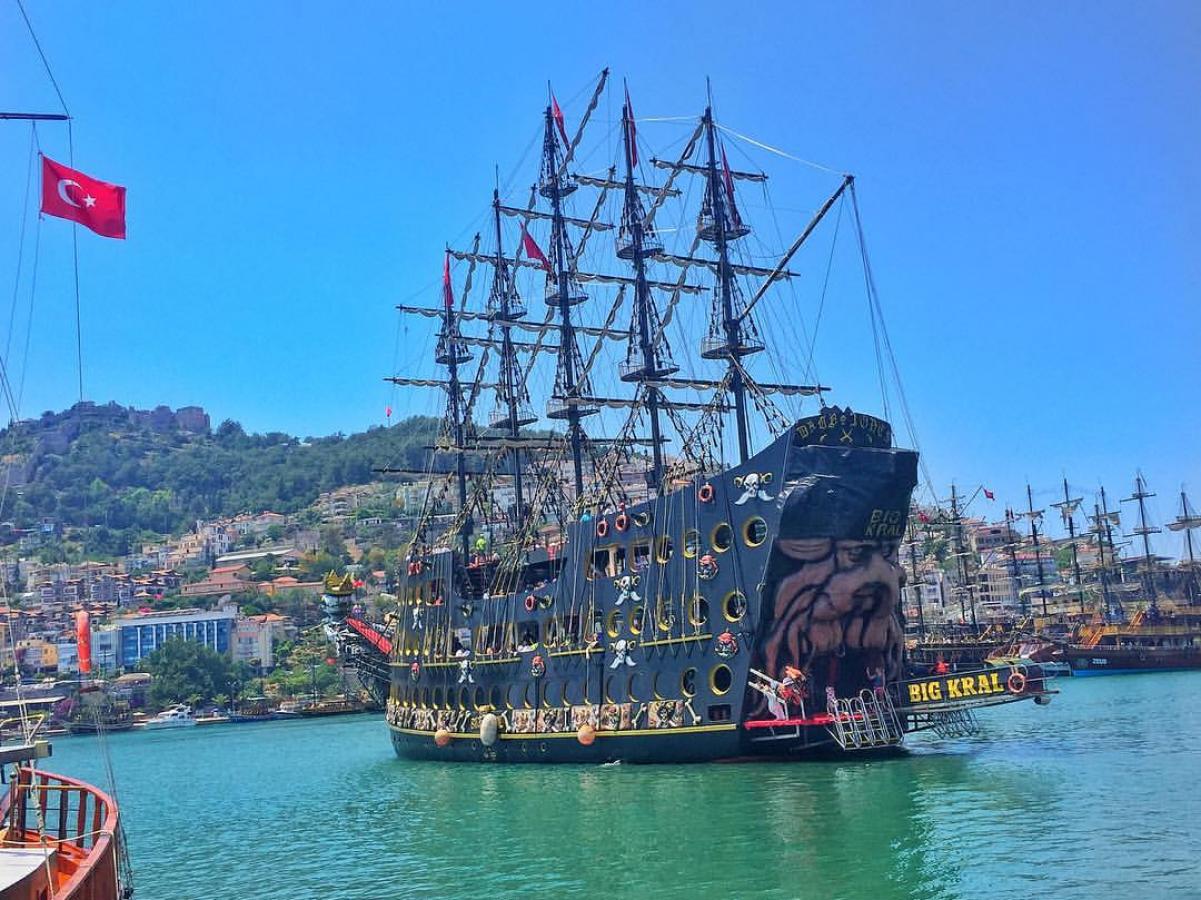 Piratenschiffstour am Mittelmeer in der Nähe von Alanya Vigo tours