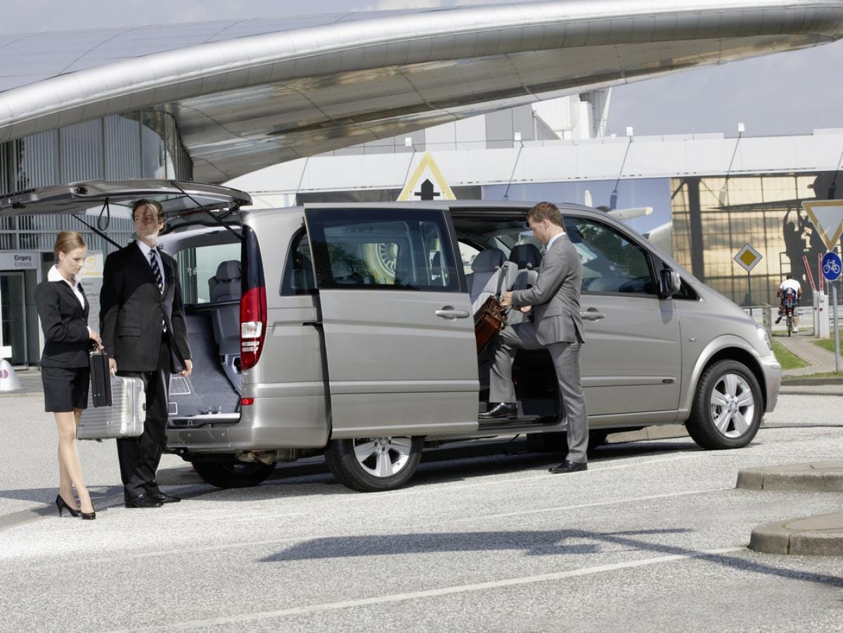 Трансфер область. Mercedes-Benz Viano трансфер. Трансфер минибас. Трансфер минивэн. Минивэн с пассажирами.